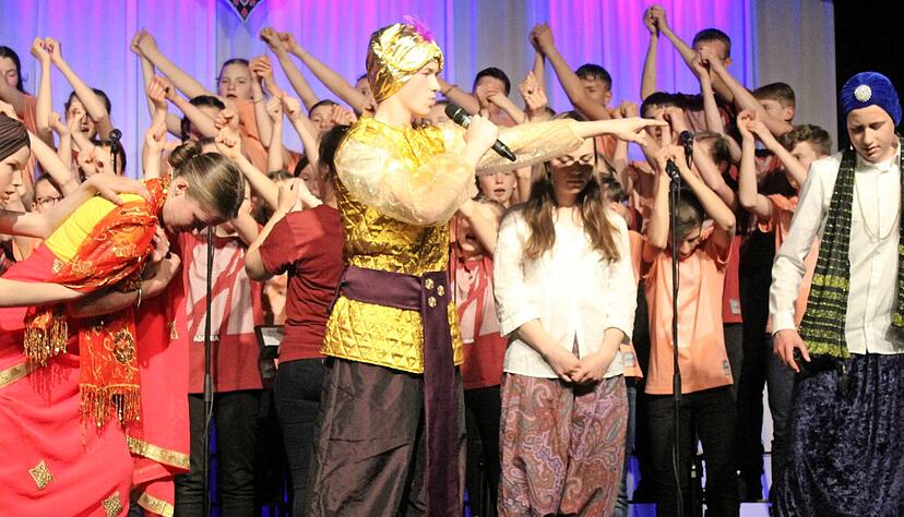 Was Barmherzigkeit gegenüber der Rosenverkäuferin bedeutet, müssen Shanila (links) und Djamil vom Maharadscha (Silvio Weber) noch lernen.
Foto: Renate Väisänen Was Barmherzigkeit gegenüber der Rosenverkäuferin bedeutet, müssen Shanila (links) und Djamil vom Maharadscha (Silvio Weber) noch lernen.
Foto: Renate Väisänen