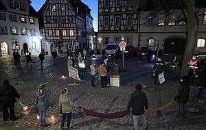 In Bad Wimpfen gingen sich die Gruppen aus dem Weg. Die einen trafen sich am Roten, die anderen am Blauen Turm. Foto: Adrian Hoffmann In Bad Wimpfen gingen sich die Gruppen aus dem Weg. Die einen trafen sich am Roten, die anderen am Blauen Turm. Foto: Adrian Hoffmann