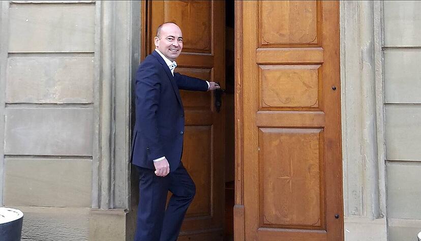 Noch ist er der Herr des Schlüssels für die mächtige hölzerne Tür zum Neuensteiner Rathaus − und wenn es nach ihm geht, soll das auch in den kommenden acht Jahren so bleiben: Karl Michael Nicklas stellt sich zur Wiederwahl. Noch ist er der Herr des Schlüssels für die mächtige hölzerne Tür zum Neuensteiner Rathaus − und wenn es nach ihm geht, soll das auch in den kommenden acht Jahren so bleiben: Karl Michael Nicklas stellt sich zur Wiederwahl.