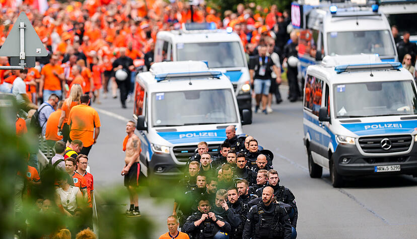 Der Fanmarsch der Niederlande ist eine der Party-Attraktionen der EM 2024. Zuvor gab es aber in Dortmund wohl Ausschreitungen. Der Fanmarsch der Niederlande ist eine der Party-Attraktionen der EM 2024. Zuvor gab es aber in Dortmund wohl Ausschreitungen.