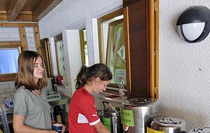 Viel trinken gegen die Hitze: Lena (vorne) und Jane schenken sich Eistee ein. Viel trinken gegen die Hitze: Lena (vorne) und Jane schenken sich Eistee ein.