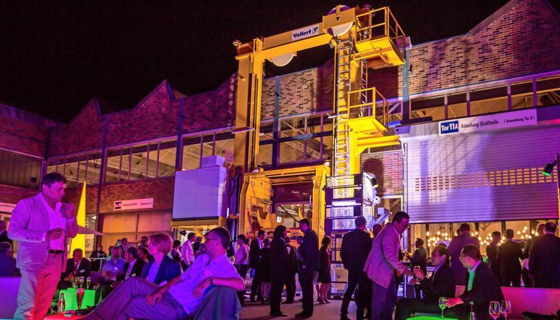 Vier Millionen Euro hat Vollert in den Standort Weinsberg investiert. Die coole Bar auf dem Firmenhof ist aber nur eine temporäre Einrichtung.
Fotos: Vollert Vier Millionen Euro hat Vollert in den Standort Weinsberg investiert. Die coole Bar auf dem Firmenhof ist aber nur eine temporäre Einrichtung.
Fotos: Vollert