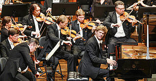Kennt seinen Edvard Grieg aus dem Effeff: Der Kanadier Jan Lisiecki begeisterte das Publikum am Samstag im Carmen-Würth-Forum. Kennt seinen Edvard Grieg aus dem Effeff: Der Kanadier Jan Lisiecki begeisterte das Publikum am Samstag im Carmen-Würth-Forum.