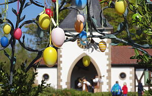 Farbenfrohe Schmetterlinge aus Holz in den Bäumen und ein geschmückter Brunnen sorgen für ein fröhliches Ambiente. Foto: privat Farbenfrohe Schmetterlinge aus Holz in den Bäumen und ein geschmückter Brunnen sorgen für ein fröhliches Ambiente. Foto: privat
