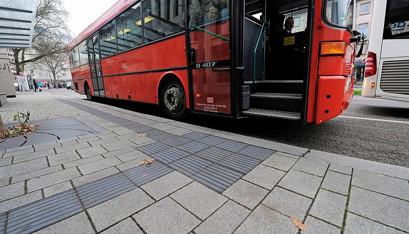 Wenn das Augenlicht nachlässt oder erlischt, ist jeder Tag eine einzige Folge von Herausforderungen. Schwierig wird dann auch das Busfahren.
Foto: Archiv/Mugler Wenn das Augenlicht nachlässt oder erlischt, ist jeder Tag eine einzige Folge von Herausforderungen. Schwierig wird dann auch das Busfahren.
Foto: Archiv/Mugler