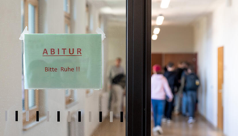 Ab 9 Uhr wurde es am Dienstag ernst: An den allgemeinbildenden Gymnasien im Land stand die Deutsch-Prüfung für die Abiturienten an. Am Heilbronner Robert-Mayer-Gymnasium weist ein Schild auf die Prüfung hin. Ab 9 Uhr wurde es am Dienstag ernst: An den allgemeinbildenden Gymnasien im Land stand die Deutsch-Prüfung für die Abiturienten an. Am Heilbronner Robert-Mayer-Gymnasium weist ein Schild auf die Prüfung hin.