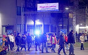 Auch in Brackenheim waren am Abend viele Menschen auf den Straßen unterwegs. Foto: Ralf Seidel Auch in Brackenheim waren am Abend viele Menschen auf den Straßen unterwegs. Foto: Ralf Seidel