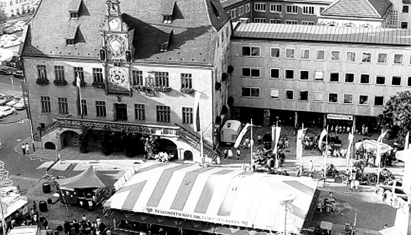 Auf dem Heilbronner Marktplatz eröffnet erstmals am 3.  September 1971 ein Weindorf.  Herzstück ist eine mit Tischen und Stühlen ausgestattete Boxauto-Halle. Drumherum stellen sieben Weingenossenschaften Häuschen auf und servieren 78 verschiedene Weine in Zehntelesgläsern zum Preis von 50 Pfenning. Auf dem Heilbronner Marktplatz eröffnet erstmals am 3.  September 1971 ein Weindorf.  Herzstück ist eine mit Tischen und Stühlen ausgestattete Boxauto-Halle. Drumherum stellen sieben Weingenossenschaften Häuschen auf und servieren 78 verschiedene Weine in Zehntelesgläsern zum Preis von 50 Pfenning.