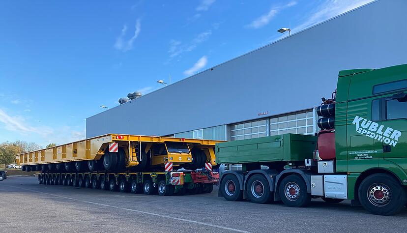 Ein Schwertransport ist in der Nacht von Pfedelbach zum Heilbronner Hafen unterwegs. Ein Schwertransport ist in der Nacht von Pfedelbach zum Heilbronner Hafen unterwegs.