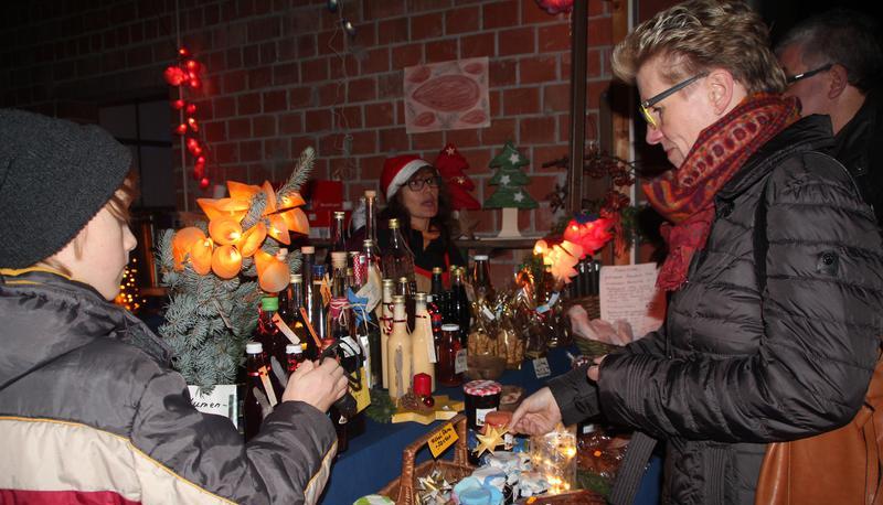 Im Ilsfelder Ortsteil Schozach gibt es nur Selbstgemachtes, darunter feine Liköre, leckere Marmelade oder gebrannte Mandeln.
Foto: Ute Knödler Im Ilsfelder Ortsteil Schozach gibt es nur Selbstgemachtes, darunter feine Liköre, leckere Marmelade oder gebrannte Mandeln.
Foto: Ute Knödler