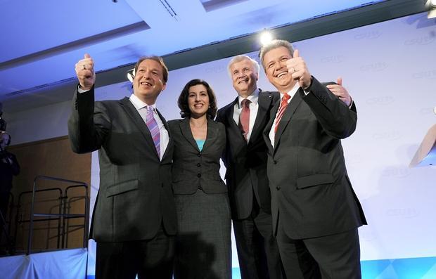 Der CSU-Generalsekretär Alexander Dobrindt (von links), seine Stellvertreterin Dorothee Bär, der bayerische Ministerpräsident Horst Seehofer (CSU) und der CSU-Spitzenkandidat für die Europawahl Markus Ferber freuen sich über das gute Abschneiden ihrer Partei. Der CSU-Generalsekretär Alexander Dobrindt (von links), seine Stellvertreterin Dorothee Bär, der bayerische Ministerpräsident Horst Seehofer (CSU) und der CSU-Spitzenkandidat für die Europawahl Markus Ferber freuen sich über das gute Abschneiden ihrer Partei.