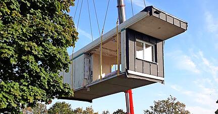 Die Module für die neue Kinderkrippe auf der Giebelheide werden am vergangenen Mittwoch per Kran an ihren Platz befördert.
Foto: privat Die Module für die neue Kinderkrippe auf der Giebelheide werden am vergangenen Mittwoch per Kran an ihren Platz befördert.
Foto: privat