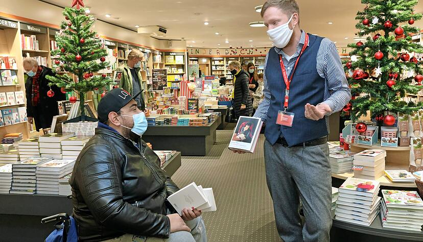 Auch wenn der Buchhandel insgesamt registriert, dass in diesem Jahr gezielter gekauft wird, ist Beratung ein Thema. Johannes Janßen von der Buchhandlung Osiander in Heilbronn empfiehlt zu Weihnachten Stammkunden gern "Die Schlange im Wolfspelz" von Michael Maar. Foto: Ralf Seidel Auch wenn der Buchhandel insgesamt registriert, dass in diesem Jahr gezielter gekauft wird, ist Beratung ein Thema. Johannes Janßen von der Buchhandlung Osiander in Heilbronn empfiehlt zu Weihnachten Stammkunden gern "Die Schlange im Wolfspelz" von Michael Maar. Foto: Ralf Seidel