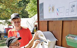 Max (vorne) und Tim werfen Post nach Hause ein. Es wir viel geschrieben. Max (vorne) und Tim werfen Post nach Hause ein. Es wir viel geschrieben.