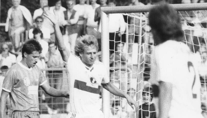 Zusammengestellt von Archiv und Dokumentation der Heilbronner Stimme -
16. August 1988: Eröffnungsspiel des Frankenstadions: 8000 Zuschauer sehen einen 9:1-Sieg des VfB Stuttgart gegen den VfR Heilbronn. In den Reihen des VfB stehen unter anderem Jürgen Klinsmann, Guido Buchwald und Karl Allgöwer. Zusammengestellt von Archiv und Dokumentation der Heilbronner Stimme -
16. August 1988: Eröffnungsspiel des Frankenstadions: 8000 Zuschauer sehen einen 9:1-Sieg des VfB Stuttgart gegen den VfR Heilbronn. In den Reihen des VfB stehen unter anderem Jürgen Klinsmann, Guido Buchwald und Karl Allgöwer.