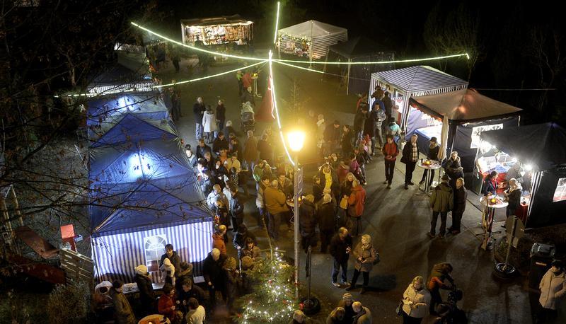 Der von der Stadtkapelle organisierte Beilsteiner Weihnachtsmarkt ist beliebt, weil er nur Ware von Hobbykünstlern bietet.
Foto: Werner Kuhnle Der von der Stadtkapelle organisierte Beilsteiner Weihnachtsmarkt ist beliebt, weil er nur Ware von Hobbykünstlern bietet.
Foto: Werner Kuhnle