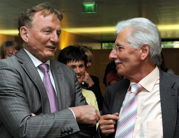 Die Fraktionsvorsitzenden Ulrich Noll (rechts, FDP) und Claus Schmiedel (SPD) im baden-württembergischen Landtag in Stuttgart. Die Fraktionsvorsitzenden Ulrich Noll (rechts, FDP) und Claus Schmiedel (SPD) im baden-württembergischen Landtag in Stuttgart.