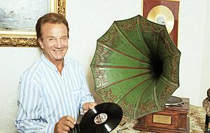 Rudolf Schock war ein Star seiner Zeit, ist aber immer Mensch geblieben. Zu der Schlossmagd Lina Brandt hatte er ein besonderes Verhältnis.
Foto: imago stock&people Rudolf Schock war ein Star seiner Zeit, ist aber immer Mensch geblieben. Zu der Schlossmagd Lina Brandt hatte er ein besonderes Verhältnis.
Foto: imago stock&people