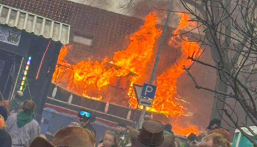 Am Samstag brannte beim Faschingsumzug in Kehl ein Wagen aus. Gesetzliche Vorgaben sollen so etwas eigentlich verhindern. Am Samstag brannte beim Faschingsumzug in Kehl ein Wagen aus. Gesetzliche Vorgaben sollen so etwas eigentlich verhindern.