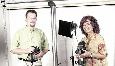 Undine und Michael Butterbrodt in ihrem Element als Meister über Licht und Schatten im Bad Rappenauer Foto-Ly-Studio. (Foto: Steffan Maurhoff) Undine und Michael Butterbrodt in ihrem Element als Meister über Licht und Schatten im Bad Rappenauer Foto-Ly-Studio. (Foto: Steffan Maurhoff)
