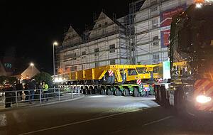 Zweite Herausforderung nur zwei Kilometer später: Die Ortsmitte von Bretzfeld mit Baustelle und Stahlgeländer. Gegen 0.30 Uhr ist auch das geschafft. Zweite Herausforderung nur zwei Kilometer später: Die Ortsmitte von Bretzfeld mit Baustelle und Stahlgeländer. Gegen 0.30 Uhr ist auch das geschafft.