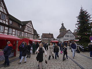 Weihnachtliches Treiben zwischen Altstadtfassaden und geschmückten Marktständen. Weihnachtliches Treiben zwischen Altstadtfassaden und geschmückten Marktständen.