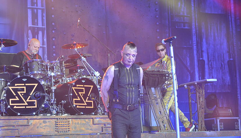 Die Rammstein-Tribute-Band „Stahlzeit“ musste am Samstagabend in der Heilbronner Harmonie ohne Pyrotechnik auftreten. Die Rammstein-Tribute-Band „Stahlzeit“ musste am Samstagabend in der Heilbronner Harmonie ohne Pyrotechnik auftreten.