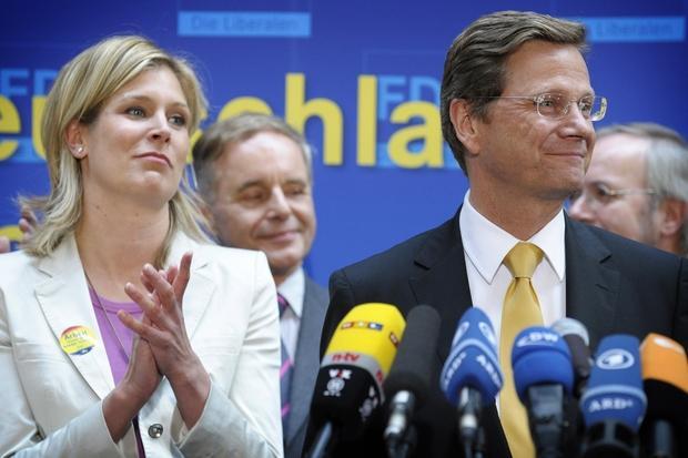 Die FDP-Spitzenkandidatin für die Europawahl, Silvana Koch-Mehrin, applaudiert nach Bekanntgabe der ersten Hochrechnung während der FDP-Wahlparty in der Geschäftsstelle der "Freien Demokratischen Partei" in Berlin neben dem Parteivorsitzenden Guido Westerwelle. Die FDP-Spitzenkandidatin für die Europawahl, Silvana Koch-Mehrin, applaudiert nach Bekanntgabe der ersten Hochrechnung während der FDP-Wahlparty in der Geschäftsstelle der "Freien Demokratischen Partei" in Berlin neben dem Parteivorsitzenden Guido Westerwelle.