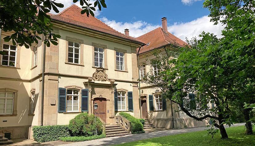 Die Magd Lina Brandt aus Livland arbeitete und lebte nach dem Krieg im Bonfelder Schloss. Charlotte Hofmann-Hege erzählte liebevoll die Geschichte von Linas Verhältnis zu Rudolf Schock.
Fotos: Ulrike Plapp-Schirmer Die Magd Lina Brandt aus Livland arbeitete und lebte nach dem Krieg im Bonfelder Schloss. Charlotte Hofmann-Hege erzählte liebevoll die Geschichte von Linas Verhältnis zu Rudolf Schock.
Fotos: Ulrike Plapp-Schirmer