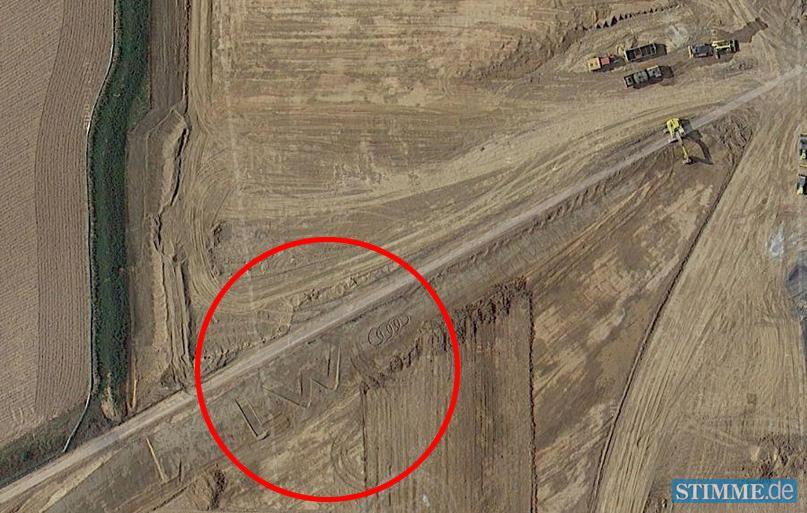 Hier haben sich Bauarbeiter auf einer Baustelle in den Böllinger Höfen (Heilbronn) einen Spaß erlaubt: Zu erkennen sind das Audi-Logo - die vier Ringe - sowie die Abkürzung "LW", was wahrscheinlich für die Firma Leonhard Weiss steht. Hier haben sich Bauarbeiter auf einer Baustelle in den Böllinger Höfen (Heilbronn) einen Spaß erlaubt: Zu erkennen sind das Audi-Logo - die vier Ringe - sowie die Abkürzung "LW", was wahrscheinlich für die Firma Leonhard Weiss steht.