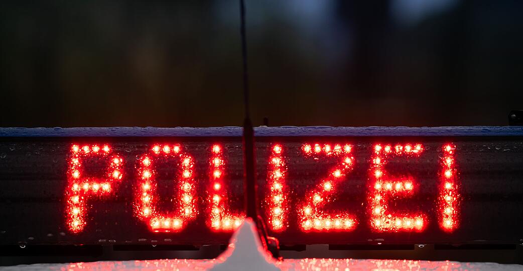 Der 38-Jährige übersah mehrere auf der B3 haltende Autos. (Symbolbild) Der 38-Jährige übersah mehrere auf der B3 haltende Autos. (Symbolbild)