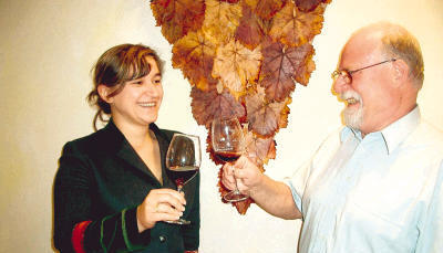 Jutta Eiselen, Sommeliere aus Botenheim, und Uli Böhner aus Lauffen moderierten die Vesperweinprobe in der Botenheimer Kelter. Neben edlen Tropfen und einem Vesper gab es auch deftige Sprüche.
Foto: Rolf Krieg Jutta Eiselen, Sommeliere aus Botenheim, und Uli Böhner aus Lauffen moderierten die Vesperweinprobe in der Botenheimer Kelter. Neben edlen Tropfen und einem Vesper gab es auch deftige Sprüche.
Foto: Rolf Krieg