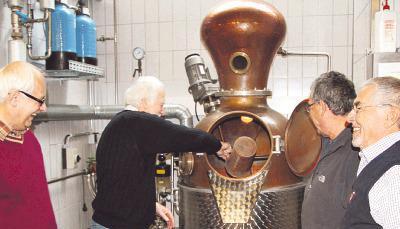 Sie haben fleißig Früchte gesammelt und füllen nun die Brennanlage unter Anleitung von Günter Röhrig (links): Klaus Colberg, (Zweiter von links), Richard Arnold und Jörg Heine (rechts).Fotos: Gustav Döttling Sie haben fleißig Früchte gesammelt und füllen nun die Brennanlage unter Anleitung von Günter Röhrig (links): Klaus Colberg, (Zweiter von links), Richard Arnold und Jörg Heine (rechts).Fotos: Gustav Döttling