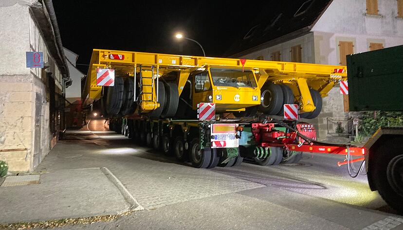Eine enge Nummer: Zwischen Transport und Hauswand passt in Bitzfeld kein Blatt Papier mehr. Eine Herausforderung auch für Profis. Die Lenkung wird umgestellt. Eine enge Nummer: Zwischen Transport und Hauswand passt in Bitzfeld kein Blatt Papier mehr. Eine Herausforderung auch für Profis. Die Lenkung wird umgestellt.