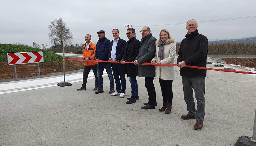 Freie Fahrt zwischen Lauffen und Kirchheim: Am Donnerstag wurde der neue Kreisel an der Einmündung der B 27 und der L 2254 freigegeben.
Foto: Linda Möllers Freie Fahrt zwischen Lauffen und Kirchheim: Am Donnerstag wurde der neue Kreisel an der Einmündung der B 27 und der L 2254 freigegeben.
Foto: Linda Möllers