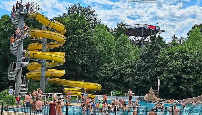 Das Öhringer Freibad H2Ö lockt seine Besucher mit einer knallgelben Rutsche und viel Platz zum Baden und Entspannen. Das Öhringer Freibad H2Ö lockt seine Besucher mit einer knallgelben Rutsche und viel Platz zum Baden und Entspannen.