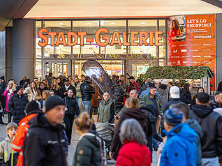 Die Heilbronn Marketing Gmbh (HMG) hat ermittelt, dass in der dritten Adventswoche rund 270.000 die Innenstadt besucht haben. Die Heilbronn Marketing Gmbh (HMG) hat ermittelt, dass in der dritten Adventswoche rund 270.000 die Innenstadt besucht haben.