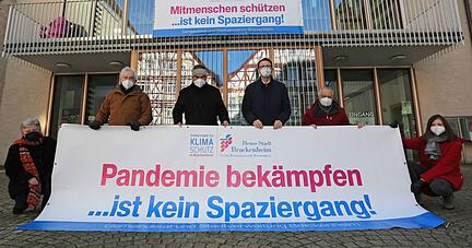 Gabriele Winkler (v.l.), Dr.?Josef Festl, Edgar Übelhör, Thomas Csaszar, Helmut Kayser und Martina Reese starten gemeinsam eine Banner-Aktion.
Foto: Wolfgang Müller Gabriele Winkler (v.l.), Dr.?Josef Festl, Edgar Übelhör, Thomas Csaszar, Helmut Kayser und Martina Reese starten gemeinsam eine Banner-Aktion.
Foto: Wolfgang Müller