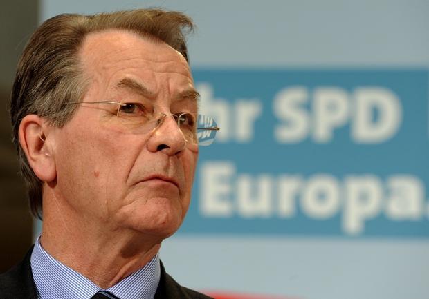 Enttäuschung beim SPD-Vorsitzenden Franz Müntefering: Die SPD sank allen Prognosen zum Trotz noch unter ihr schwaches Ergebnis der letzten Europawahl und schnitt mit 20,8 Prozent schlechter ab als bei jeder anderen bundesweiten Abstimmung nach Kriegsende. Enttäuschung beim SPD-Vorsitzenden Franz Müntefering: Die SPD sank allen Prognosen zum Trotz noch unter ihr schwaches Ergebnis der letzten Europawahl und schnitt mit 20,8 Prozent schlechter ab als bei jeder anderen bundesweiten Abstimmung nach Kriegsende.