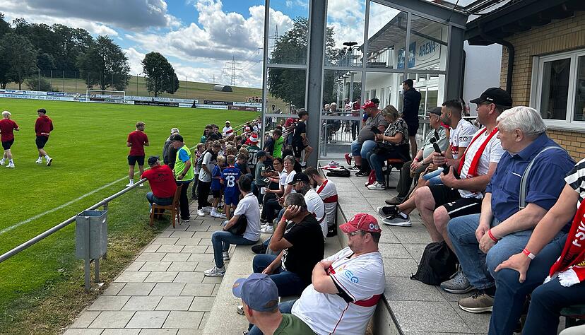 Heute wird der Zuschauerrekord in der Hollenbacher Jako Arena wohl geknackt. Heute wird der Zuschauerrekord in der Hollenbacher Jako Arena wohl geknackt.
