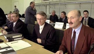 Reiner Pilz (r) bei Prozessbeginn im März 2000 im thüringischen Mühlhausen. Reiner Pilz (r) bei Prozessbeginn im März 2000 im thüringischen Mühlhausen.