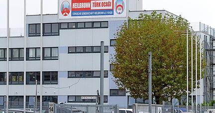 Nach Angaben des Verfassungsschutzes treffen sich Mitglieder der türkischen rechtsextremen Grauen Wölfe in Räumen des Vereins der Türkischen Gemeinschaft in Heilbronn in der Austraße.
Foto: Mario Berger Nach Angaben des Verfassungsschutzes treffen sich Mitglieder der türkischen rechtsextremen Grauen Wölfe in Räumen des Vereins der Türkischen Gemeinschaft in Heilbronn in der Austraße.
Foto: Mario Berger