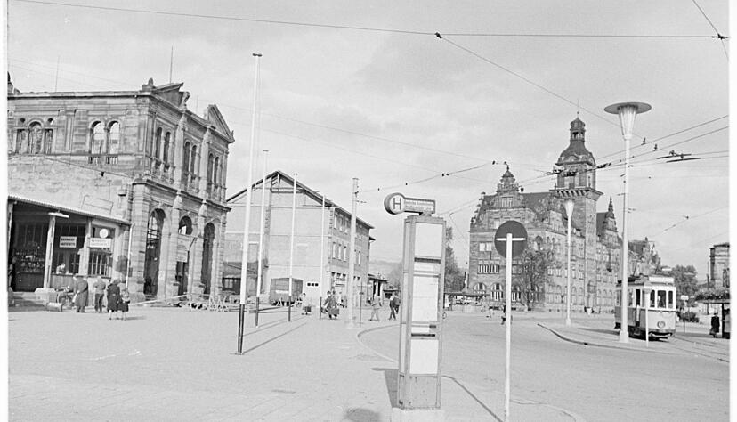 Zusammengestellt von Archiv und Dokumentation der Heilbronner Stimme
Bevor das Empfangsgebäude des dritten Heilbronner Hauptbahnhofs am 12. Juni 1958 eröffnet, ist der Fahrkartenverkauf in einem Provisorium (mi) untergebracht. Der zweite Heilbronner Hauptbahnhof (li), 1874 im Neorenaissance-Stil erbaut, war im Zweiten Weltkrieg am 4. Dezember 1944 zerstört worden. Zusammengestellt von Archiv und Dokumentation der Heilbronner Stimme
Bevor das Empfangsgebäude des dritten Heilbronner Hauptbahnhofs am 12. Juni 1958 eröffnet, ist der Fahrkartenverkauf in einem Provisorium (mi) untergebracht. Der zweite Heilbronner Hauptbahnhof (li), 1874 im Neorenaissance-Stil erbaut, war im Zweiten Weltkrieg am 4. Dezember 1944 zerstört worden.