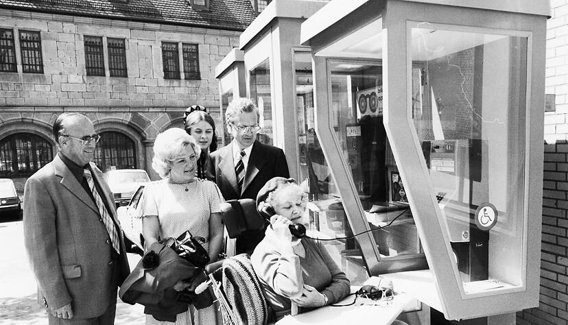 Ein Bild aus besseren Telefonzellentagen: 1979 wird eine behindertengerechte "Telefonhaube" in Heilbronn eingeweiht. Ein Bild aus besseren Telefonzellentagen: 1979 wird eine behindertengerechte "Telefonhaube" in Heilbronn eingeweiht.