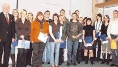 Die Preisträger der Kaufmännischen Schule wurden von Christian Uhl, Dr. Walter Jaeger und Gerald Bollgönn geehrt. Foto: privat Die Preisträger der Kaufmännischen Schule wurden von Christian Uhl, Dr. Walter Jaeger und Gerald Bollgönn geehrt. Foto: privat