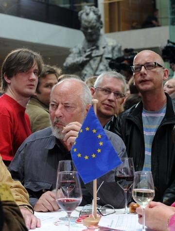 Verhalten nehmen SPD Anhänger am Sonntag im Willy-Brandt-Haus in Berlin die ersten Prognosen für die Europawahl auf. Verhalten nehmen SPD Anhänger am Sonntag im Willy-Brandt-Haus in Berlin die ersten Prognosen für die Europawahl auf.