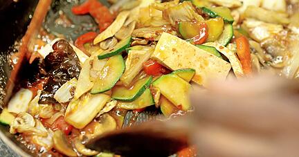 Tamko ist eine Spezialität des Hauses: eingelegtes Hähnchenfleisch, Bambussprossen sowie knackiges Gemüse mit Sojasoße. Tamko ist eine Spezialität des Hauses: eingelegtes Hähnchenfleisch, Bambussprossen sowie knackiges Gemüse mit Sojasoße.