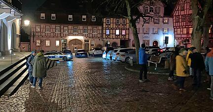 Auch in Bad Wimpfen trafen sich am Montag rund 30 sogenannte Spaziergänger − nicht angemeldet. Eine Polizeistreife kam erst spät hinzu.
Fotos: Hoffmann/Polizei Heilbronn Auch in Bad Wimpfen trafen sich am Montag rund 30 sogenannte Spaziergänger − nicht angemeldet. Eine Polizeistreife kam erst spät hinzu.
Fotos: Hoffmann/Polizei Heilbronn