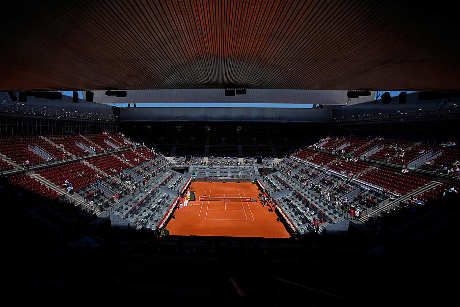 Die leeren Zuschauerränge während des Stromausfalls. Der massive Stromausfall in weiten Teilen Spaniens hat auch das Geschehen beim Tennis-Turnier in Madrid beeinträchtigt. Die leeren Zuschauerränge während des Stromausfalls. Der massive Stromausfall in weiten Teilen Spaniens hat auch das Geschehen beim Tennis-Turnier in Madrid beeinträchtigt.