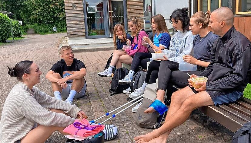 Svenja (links) ist mit ihren 18 Jahren die Jüngste dieser Gruppe, Robin (rechts) mit 41 Jahren der Älteste. Die Sportschüler verbringen die Mittagspause in der Sonne. Svenja (links) ist mit ihren 18 Jahren die Jüngste dieser Gruppe, Robin (rechts) mit 41 Jahren der Älteste. Die Sportschüler verbringen die Mittagspause in der Sonne.
